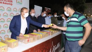 Aksaray'da kandil dolayısıyla cami önünde süt ikram edildi