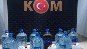 Alanya'da şüpheli araçtan litrelerce sahte içki çıktı