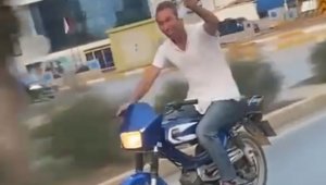 Alkol dolu bardakla motosiklet sürdü, kendisini çekenlere 'şerefe' dedi