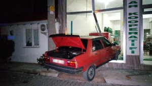 Alkollü sürücü işyerine daldı