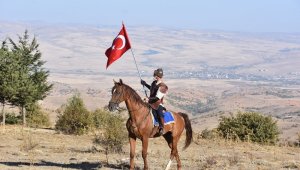 Alp kıyafetli Türk bayraklı atlılar Dinek Dağı zirvesinde