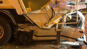 Ankara'da otomobil çöp kamyonuna çarptı: 1 ölü