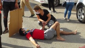 Anne, ağır yaralanan oğlunun elini bir an bırakmadı