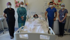 Anne karnındaki 5 aylık bebek hayata tutundu