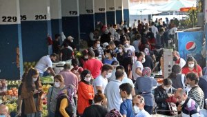 Antalya'da kapalı semt pazarında sosyal mesafe 'sıfıra' indi