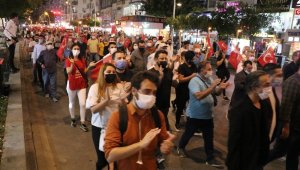 Antalya'da meşaleli cumhuriyet yürüyüşü