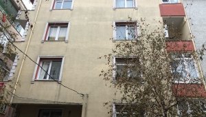 Avcılar'da bir binada deprem sonrası çatlak meydana geldi