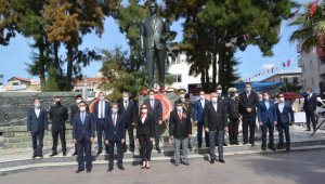 Ayvalık'ta Cumhuriyet Bayramı etkinlikleri çelenk sunma töreni ile başladı