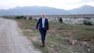 Bakan Karaismailoğlu, Afyonkarahisar'da tarihi köprüyü inceledi