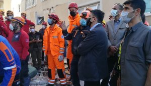 Bakan Pakdemirli depremin vurduğu Barış Sitesini ziyaret etti