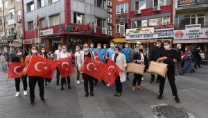 Balıkesir'de vatandaşlara 27 bin bayrak dağıtıldı