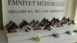 Başakşehir'de durdurulan otomobilden silahlar çıktı