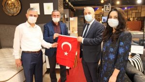 Başkan Büyükgöz esnaflara Türk Bayrağı hediye etti