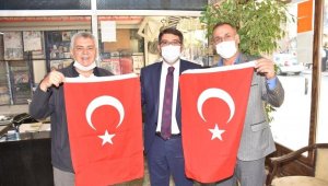 Başkan Çelik vatandaşlara Türk bayrağı dağıttı
