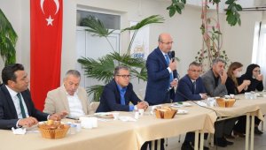 Belediye Başkanı Ekicioğlu, personeli ile istişare toplantılarında bulunuyor