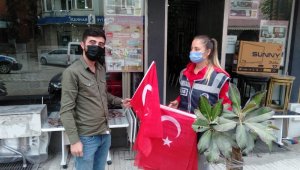 Bigadiç'te polis bayrak dağıttı
