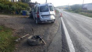 Bilecik'te hafif ticari araç yol kenarındaki elektrik direğine çarptı, 1 ölü 1 yaralı