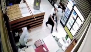 Bingöl'de deprem anı, güvenlik kameralarına yansıdı