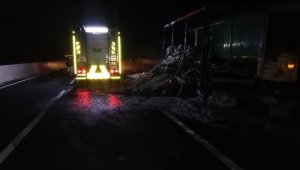 Bolu'da, yanan kargo tırı dorsesi küle döndü