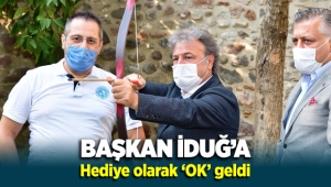 Bornova Belediye Başkanı İduğ’a ‘ok’ hediye edildi