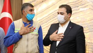 Bulduğu parayı sahibine ulaştıran temizlik işçisi ödüllendirildi