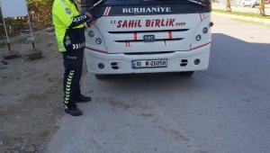 Burhaniye'de polis toplu taşıma araçlarını denetledi
