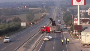 Bursa-İzmir yolunda tır yan yattı yol trafiğe kapandı