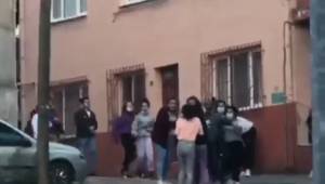 Bursa Yıldırım'da liseli kızların birbirine girdiği anlar kamerada