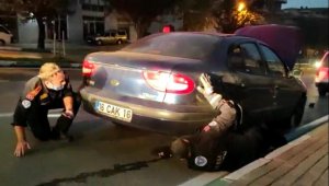 Bursa'da aracın motoruna sıkışan kedi 1 saat sonra kurtarıldı