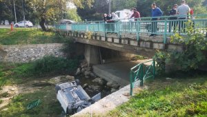 Bursa'da dereye uçan otomobilden yara almadan kurtuldular