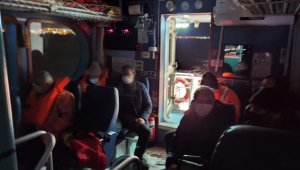 Büyükçekmece'de balıkçı teknesi battı: 8 balıkçı kurtarıldı