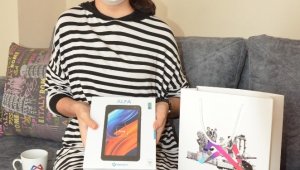 Büyükşehir Belediyesinden işitme engelli Suna'ya tablet bilgisayar