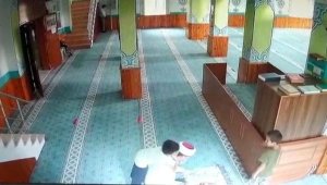 Camiye giren çocukların imam ile oyunu yürekleri ısıttı