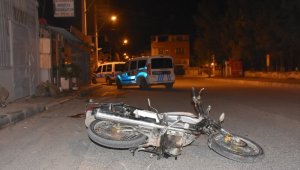 Çiğli'de Motosikletlerine mazot alıp kaçan şahıslar kaza yaptı: 2 yaralı