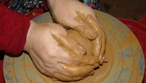 Çömlek ustaları hemşerileri Bakan Dönmez'e seslendi