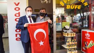 Cumhuriyet Bayramı dolayısıyla esnafa Türk bayrağı dağıtıldı
