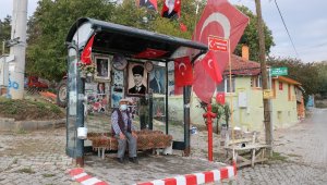 Cumhuriyetin 97'nci yılını Atatürk posterleriyle süslediği durakta kutladı