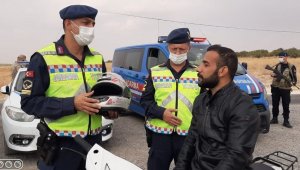 Dakikalar önce uyarıldı, hediye edilen kaskı başına değil koluna taktı