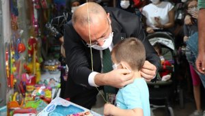 Denizli Valisi Ali Fuat Atik maskeye takmak istemeyen miniği ikna etti