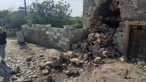 Deprem Ayvalık'ta da hissedildi, bir taş binanın duvarı çöktü