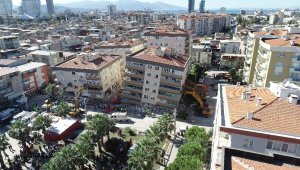 Depreme dayanamayan binaları iş makinaları ayakta tutuyor