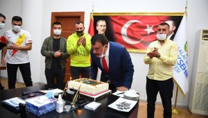 Derebeylerinden Gürkan'a sürpriz kutlama