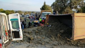 Devrilen kamyonda sıkışan sürücü 3 saat sonra kurtarıldı