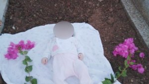 Doğduğu gün kaybettiği babasının mezarında