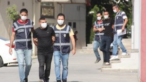 Doktorun otomobilinden laptop çalan iki zanlı tutuklandı