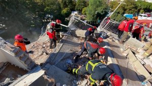 Düzce Belediyesi ekipleri deprem bölgesinde can kurtarıyor