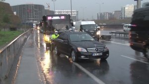 E-5'te mahsur kalan araçları polis ekipleri iterek kurtardı