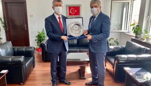 Edremit eski Kaymakamı Ali Sırmalı'ya teşekkür plaketi