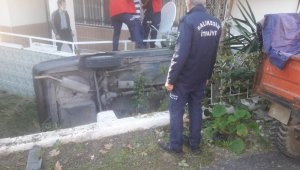 Edremit'te Otomobil evin bahçesine düştü: 2 yaralı