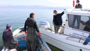 Eğirdir Kaymakamı Çelik, gölde su ürünleri denetimi yaptı